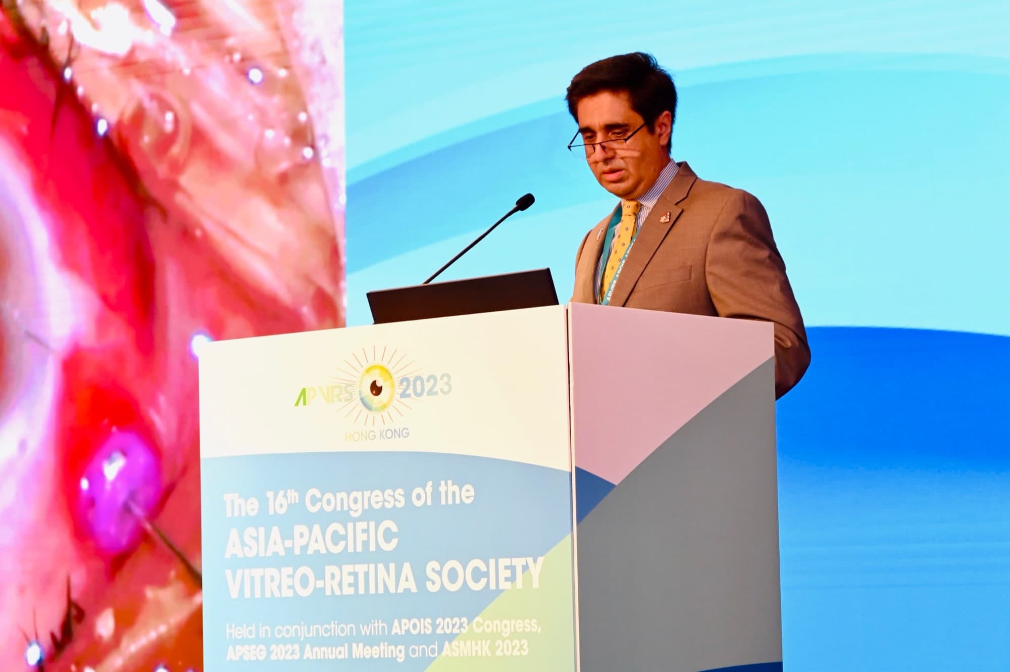 Prof. Dr. Amer Awan lecturing at an international vitreoretinal meeting