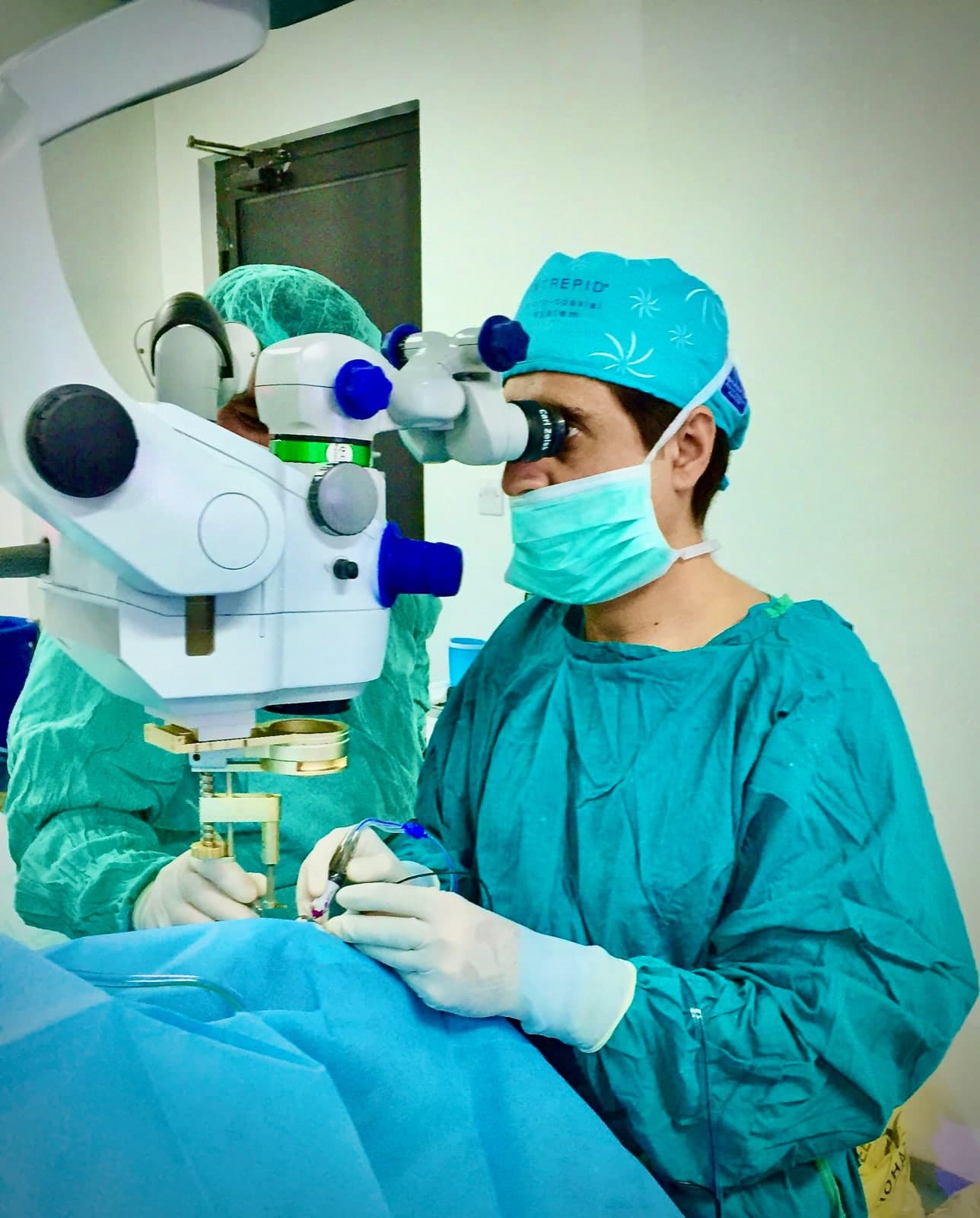 Ophthalmic operating microscope and specialist surgical setting